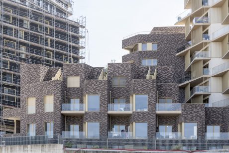 Building with apartments and one-family housings. Buiding with warm colours and a green roof. Immeuble Allure, 66 rue Mstislav Rostropovitch 75017 PARIS. Brick Terca KESS and Ligne Moulée Main Elmore, Forum Cromo, Nero Zwart Mangaan.